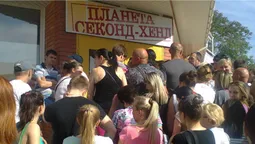 У місті на Волині у черзі за секонд-хендом порушували карантин (відео)