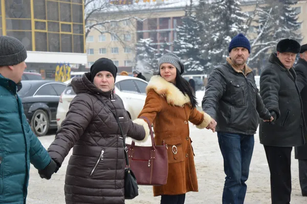 Депутати міськради Вікторія Побережна (посередині) та Сергій Балицький 