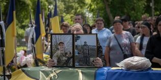 Жив у Рожищі, поховали на Житомирщині: в останню путь провели воїна Віталія Чижевського (фото)