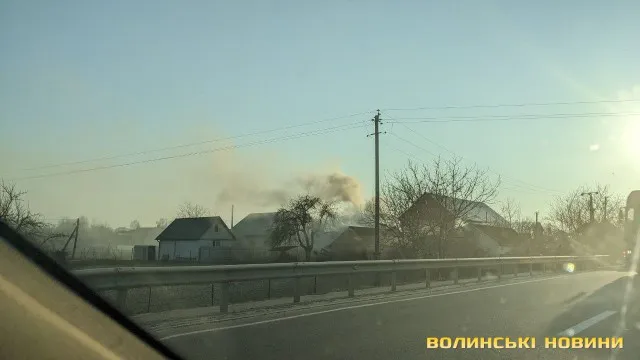 У Луцькій громаді загорілася літня кухня: вогонь перекинувся на житловий будинок  (фото)