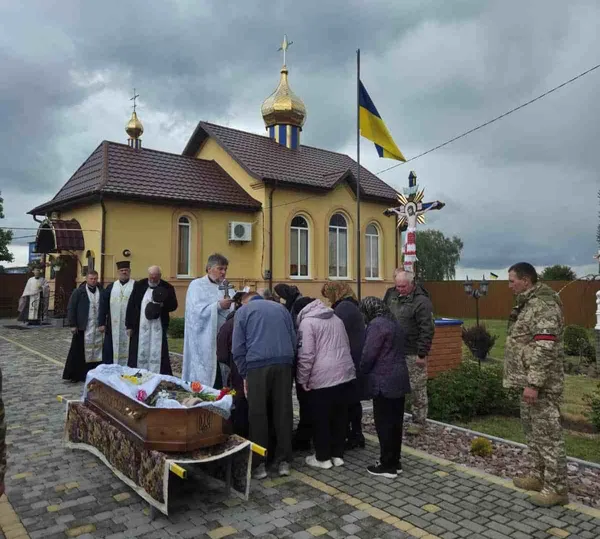Навіки 31: громада на Волині провела в останню дорогу воїна Юрія Янюка (фото)
