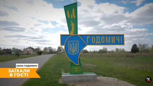 Здійснила мрію чоловіка: художниця з Волині розмалювала в'їздний знак у рідне село (фото, відео)