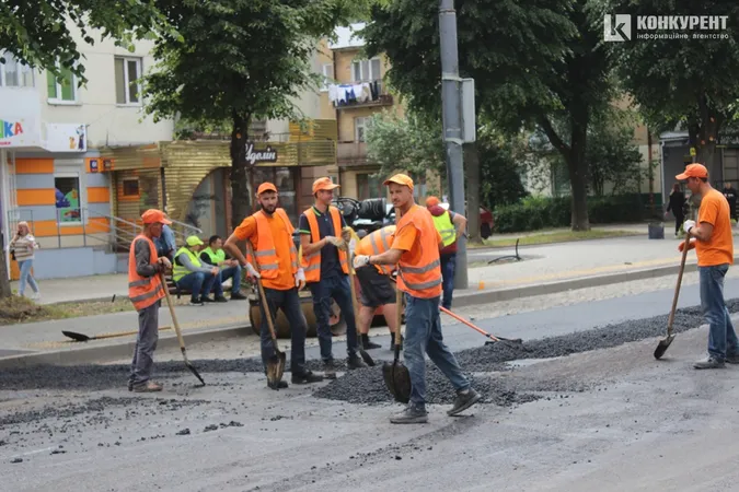 Фінішна пряма: як у Луцьку на Волі вкладають асфальт (фото)
