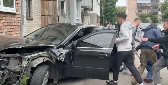 Автівка – вщент, водій – у лікарні: деталі моторошної аварії у Луцьку (відео)
