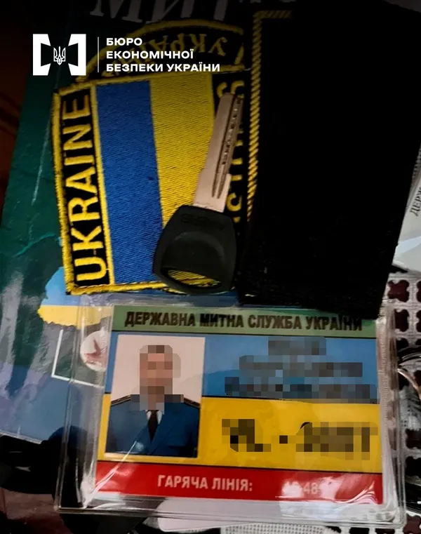 «Електронки» і «жижа»: на Волині в будинку, де живе митник, ховали контрабанду на 3 мільйони (фото)