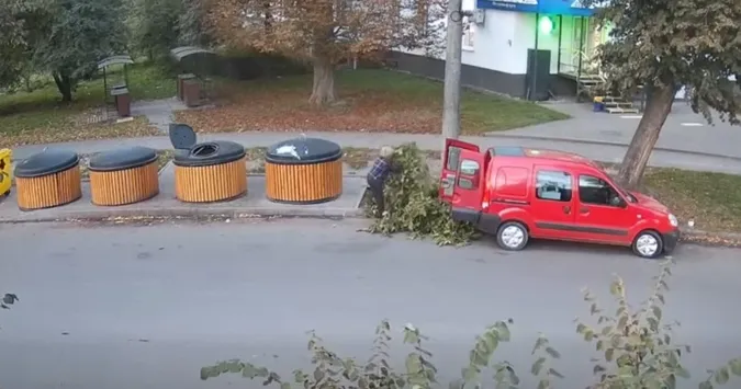 У Луцьку жінка викинула купу гілля біля смітників: її «спалили» камери (відео)