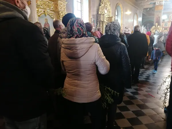 У луцькій церкві на території прикордонного загону освячують вербу (фото)