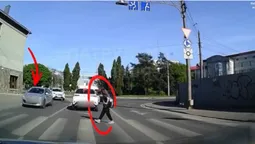 У центрі Луцька водій не пропустив дівчину на переході (відео)