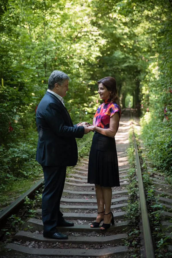 Зворушливе освідчення: Порошенко відвідав з дружиною «Тунель кохання»