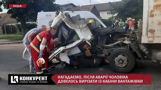 ДТП на Володимирській: у лікарні помер водій DAF, якого з кабіни вирізали рятувальники (відео)