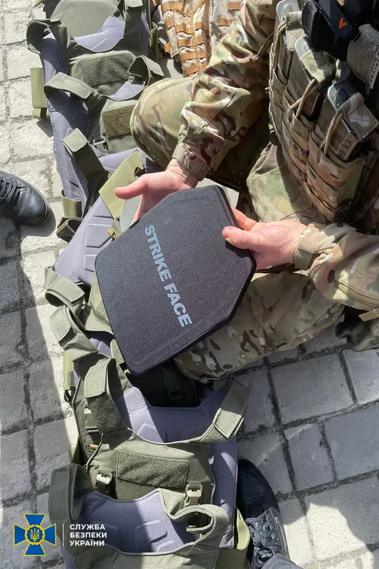 На Волині СБУ заблокувала незаконний збут партії бронежилетів і касок (фото, відео)