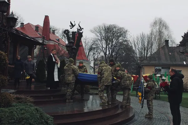 🕯 У Володимирській громаді попрощалася із Захисником Олегом Гринишиним (фото)