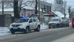 У Луцьку на зупинці громадського транспорту зіткнулися два автомобілі