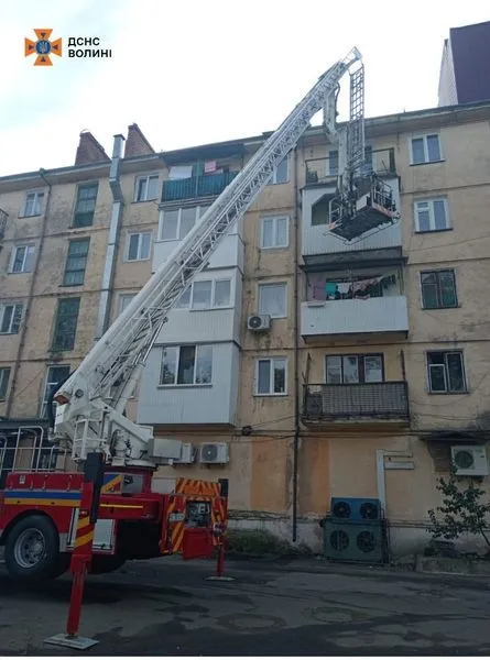 Двері зачинилися: у Володимирі рятувальники визволяли півторарічного малюка (фото)