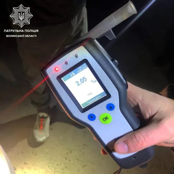 П'яний за кермом і пасажир з наркотиками: у Луцьку повідомили про неадекватного водія (фото)