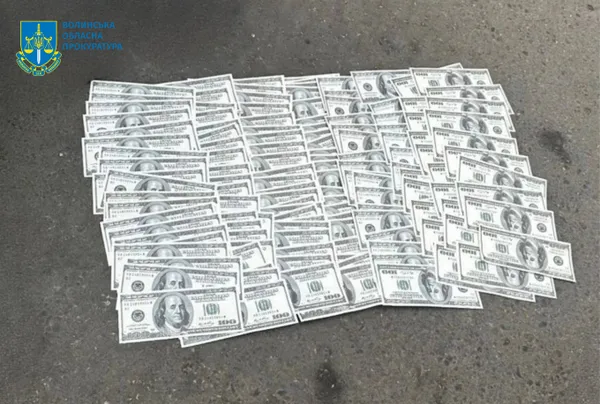$14 000 за виїзд у Молдову: у Луцьку поліцейського взяли на хабарі (фото)