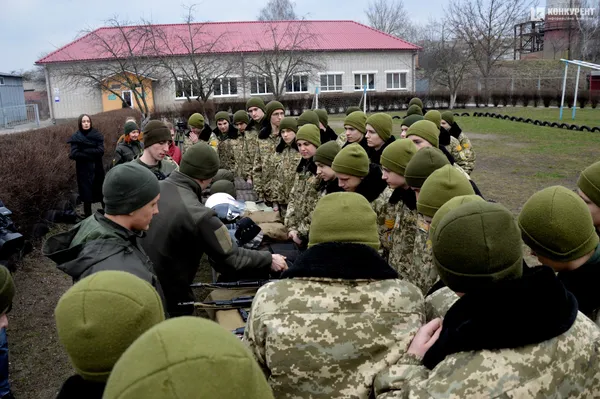 Дубинки, АК та шоломи: луцькі ліцеїсти відвідали військову частину Нацгвардії (фото)