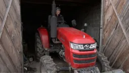 «Газувати теж вміє»: як волинянка приборкала трактор (відео)