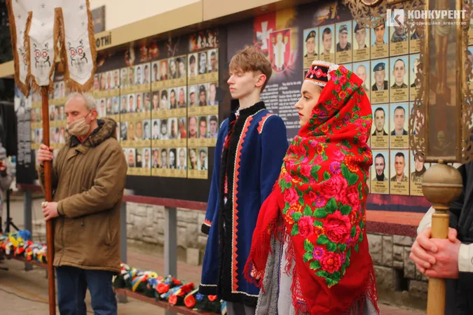 Квіти та сотні людей: у Луцьку вшанували пам'ять героїв Небесної Сотні (фото, відео)