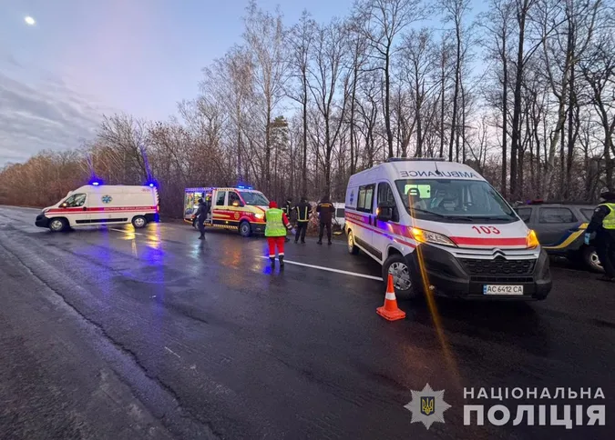 Бус злетів у кювет і врізався в дерево: подробиці смертельної ДТП у Луцькому районі (фото)