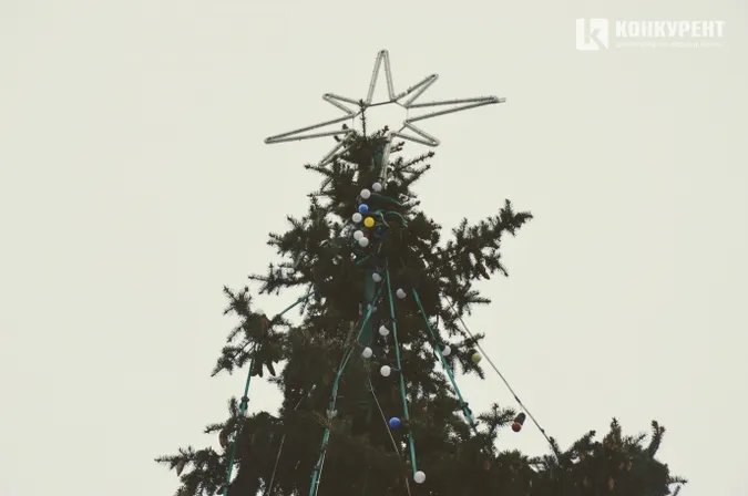Лучан кличуть на засвічення головної ялинки міста 