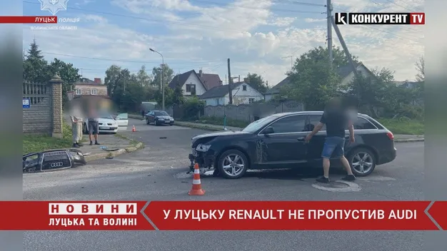 Відлупився бампер: в Луцьку жорстко зіткнулись два легковики (фото, відео)