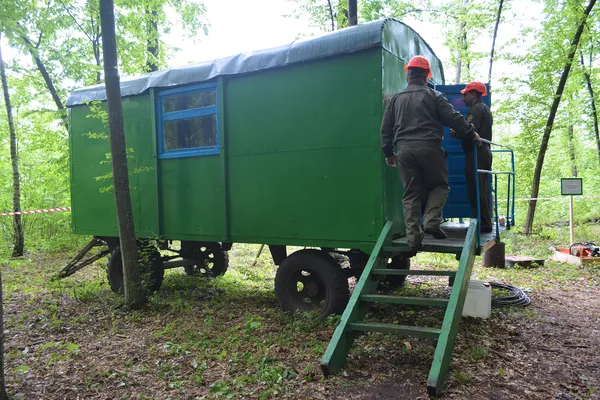 Це будиночок для обігріву, щоб працівники могли в дощову чи засніжену погоду нагрітися, поїсти та відпочити.
