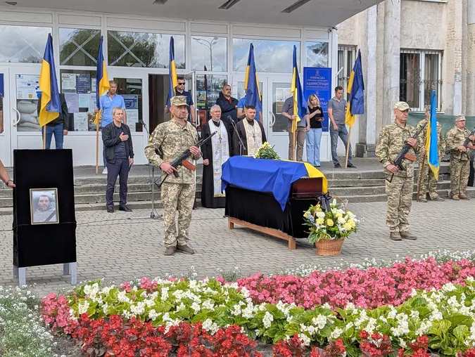 Майже рік вважався зниклим безвісти: Ковель навколішки попрощався з Героєм Віктором Дорощуком