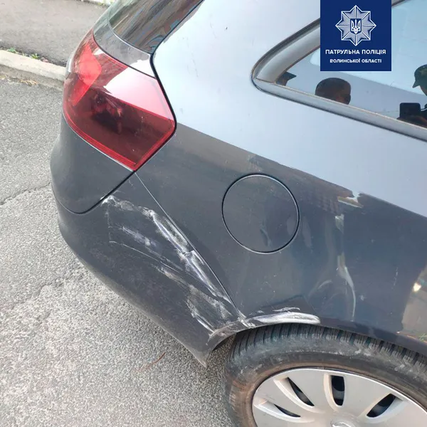 Пошкодив п'ять автівок і хотів утекти: в Луцьку зловили п'яного водія (фото)