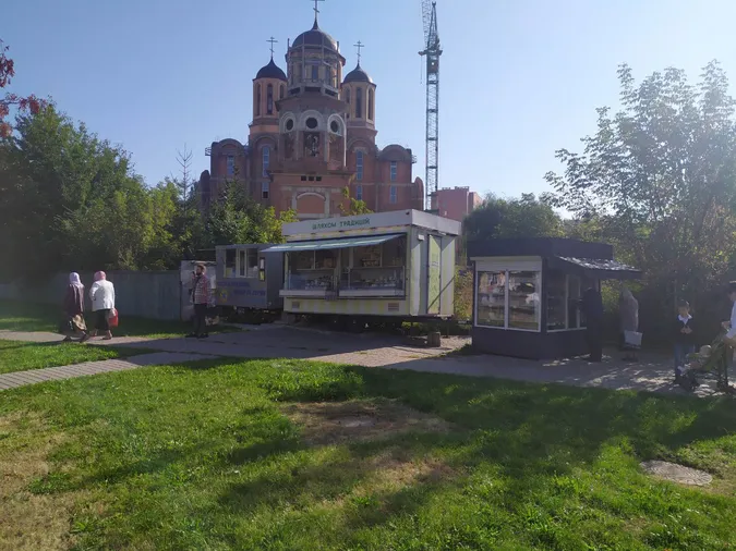 На території луцького собору УПЦ «МП» незаконно чистять подушки (фото)