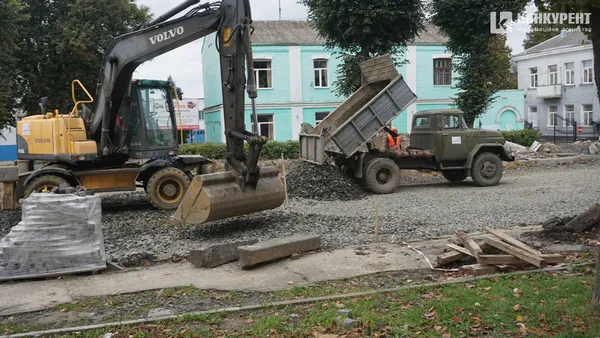 Їздять, ходять, ремонтують: що відбувається на проспекті Волі у Луцьку (фото)