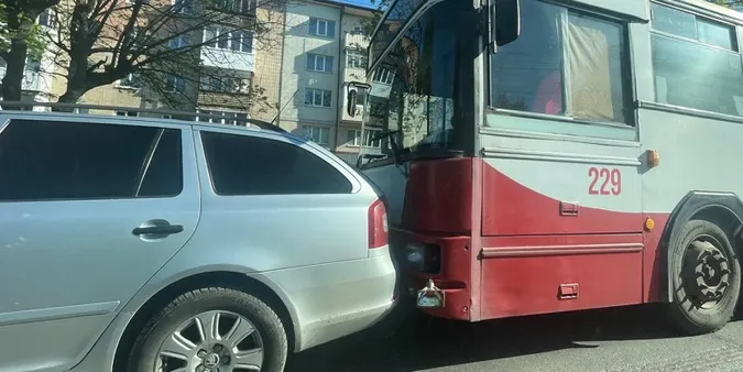 У Луцьку тролейбус «наздогнав» на світлофорі «шкоду» (фото, відео)