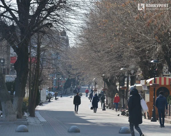 Карантинна весна у Луцьку: маски, черги і малолюдні вулиці (ФОТО)