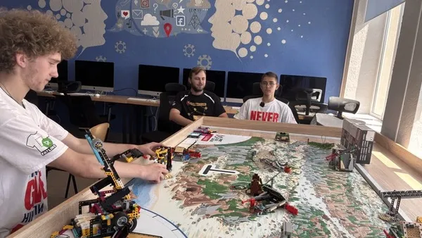 Учні Зимнівського ліцею готуються до Lego League з учителем Богданом Богданом (по центрі)