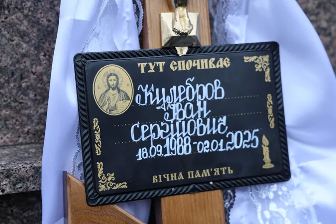 Небо плакало: у Луцьку попрощалися з воїнами Олександром Семенюком та Іваном Кумбровим