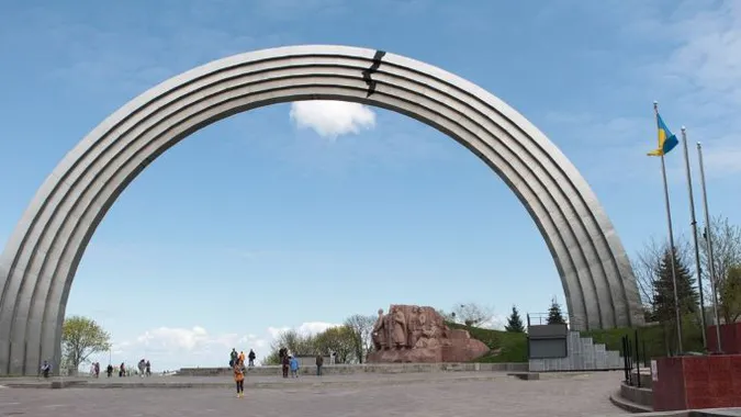 Арку Дружби народів в Києві офіційно перейменували на Арку Свободи українського народу