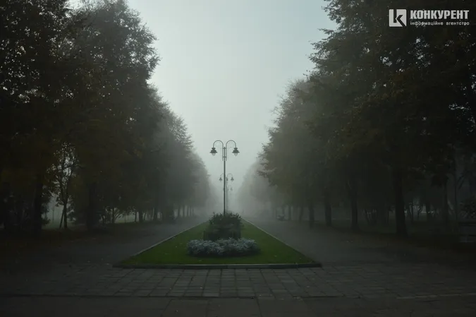 Центральний парк Луцька у ранковому тумані (фото)