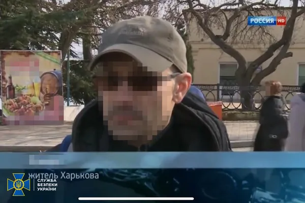 Ловили вісім років: СБУ затримала чоловіка, який підіймав триколор у Харкові в 2014-му