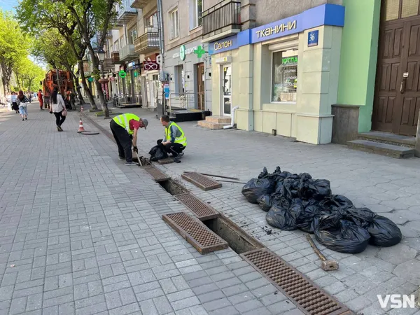 У Луцьку чистять дощоприймачі: що знаходять у смітті (фото)
