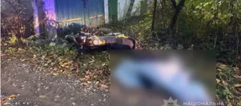 Не впорався зі швидкістю: на Волині 26-річний мотоцикліст в'їхав у гараж і загинув (фото)
