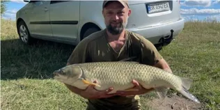 «Йомайо, це акула просто!»: на Рівненщині впіймали гігантського амура (фото, відео)
