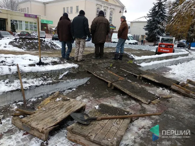 На Театральному майдані встановлюють новорічну «цікавинку» (фото)