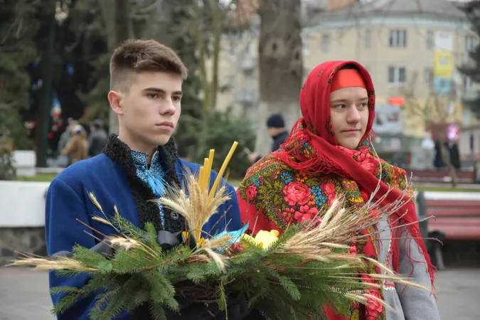 Хрест зі свічок і панахида: лучани вшанували жертв голодоморів (фото)