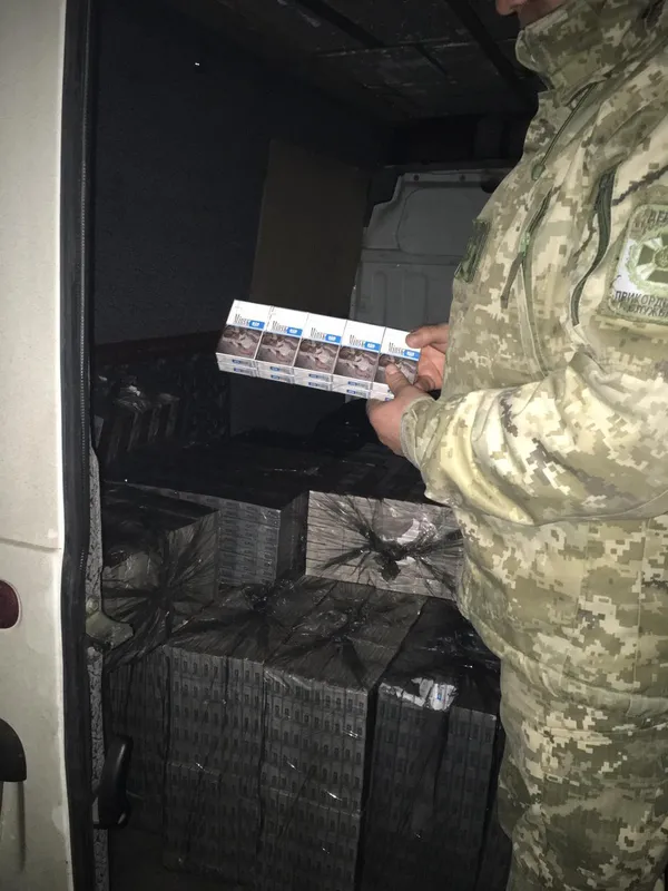 На Волині зупинили бус, завантажений сигаретами (фото, відео)