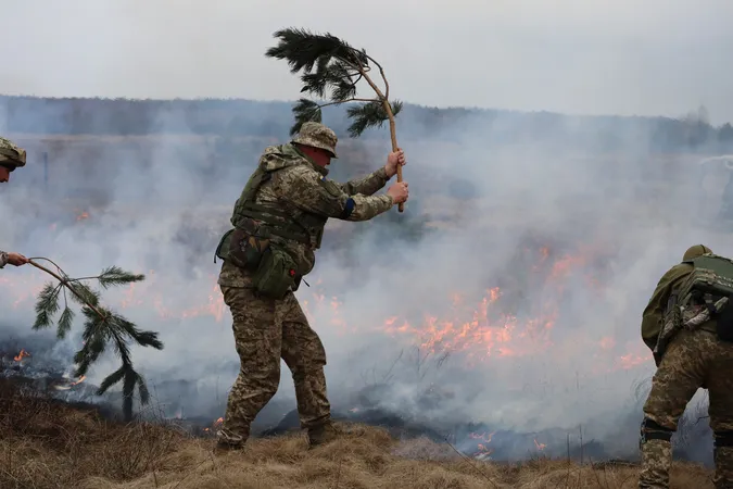 Волинські тероборонівці приборкали серйозну пожежу сосновими гілками (фото)