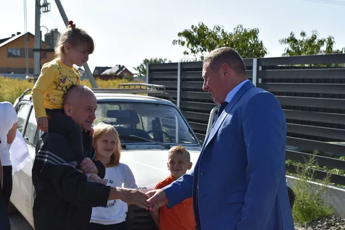 Багатодітній сім’ї, яка просила в Зеленського житло, подарували будинок у Боратині (фото)