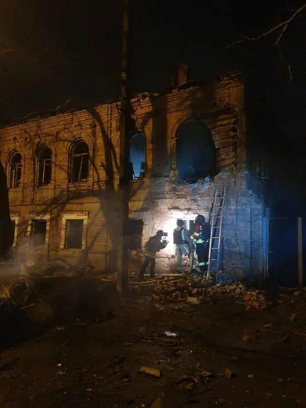 Ворог вдарив по житловому кварталу в Сумах – є жертви