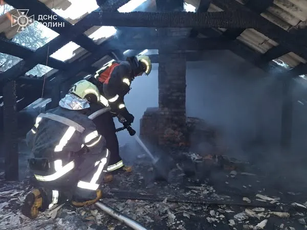 Через димар і замикання електромережі: на Волині сталися три пожежі в житлових будинках (фото)