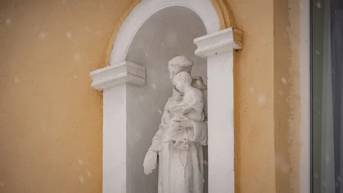 Луцьк запорошило снігом: Старе місто в перші дні зими (фото)