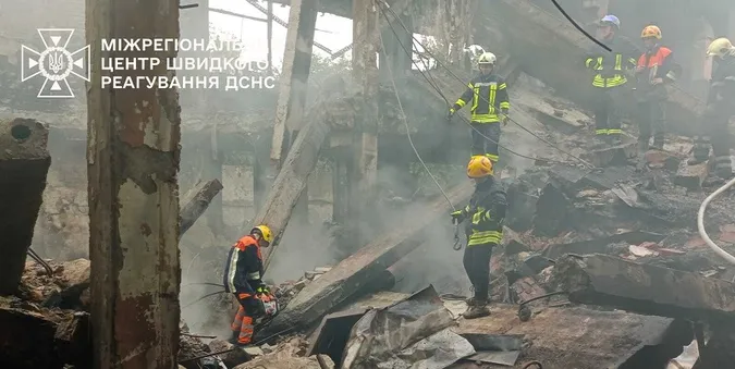 Понад 16 годин приборкували масштабну пожежу на підприємстві в Ромнах (відео)